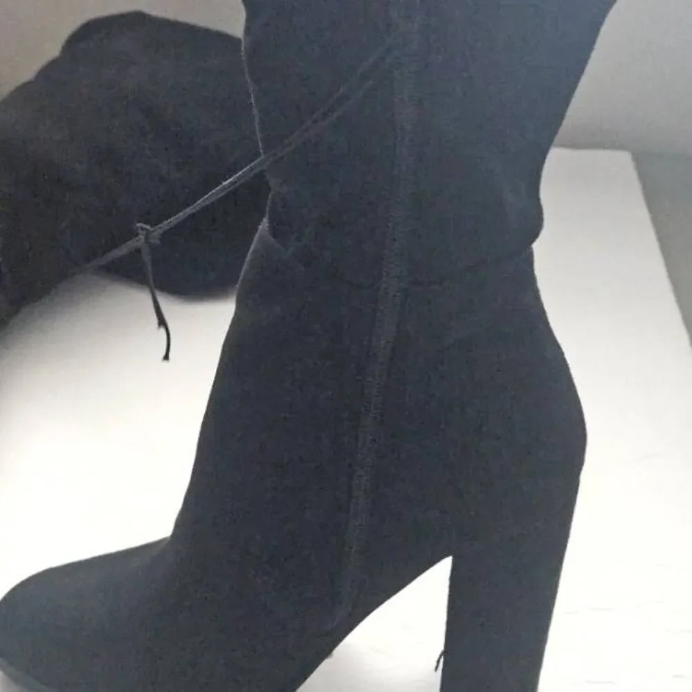LADIES SUEDE THIGH HI‎ BOOTS. NWT
